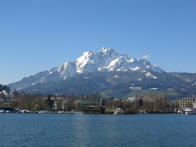 Lake Luzern with mountains in the background